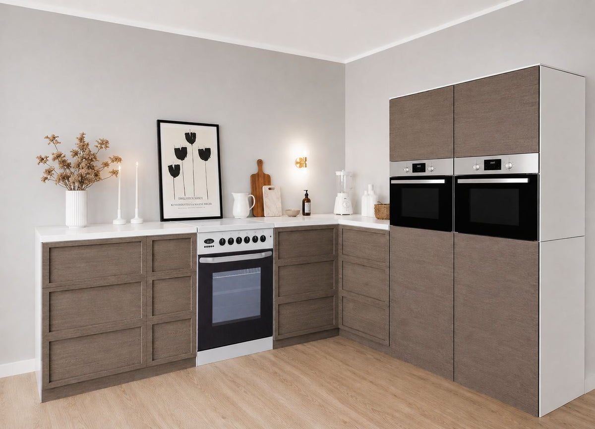 Cocina de cartón 270 × 240 cm con dos columnas altas en acabado efecto madera para Home Staging