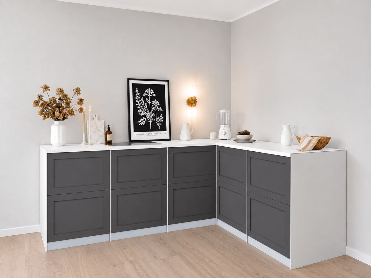 Cocina de cartón en L 240 × 180 cm con frentes antracita y zócalos azul hielo