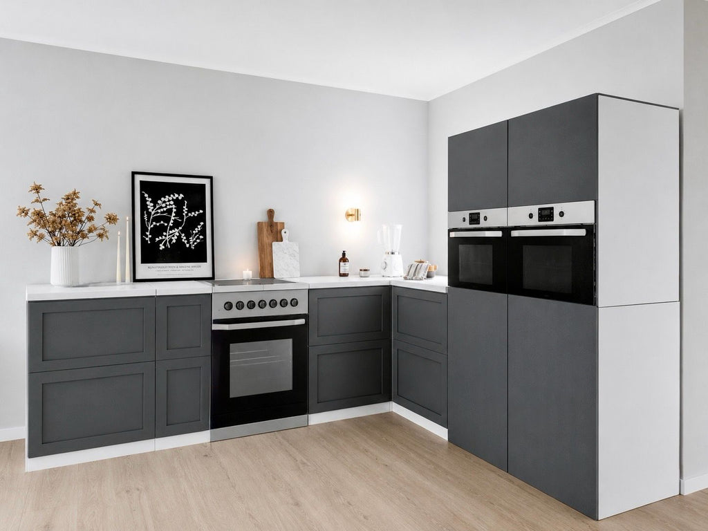 Cocina de cartón 270 × 240 cm con dos módulos altos en antracita para Home Staging