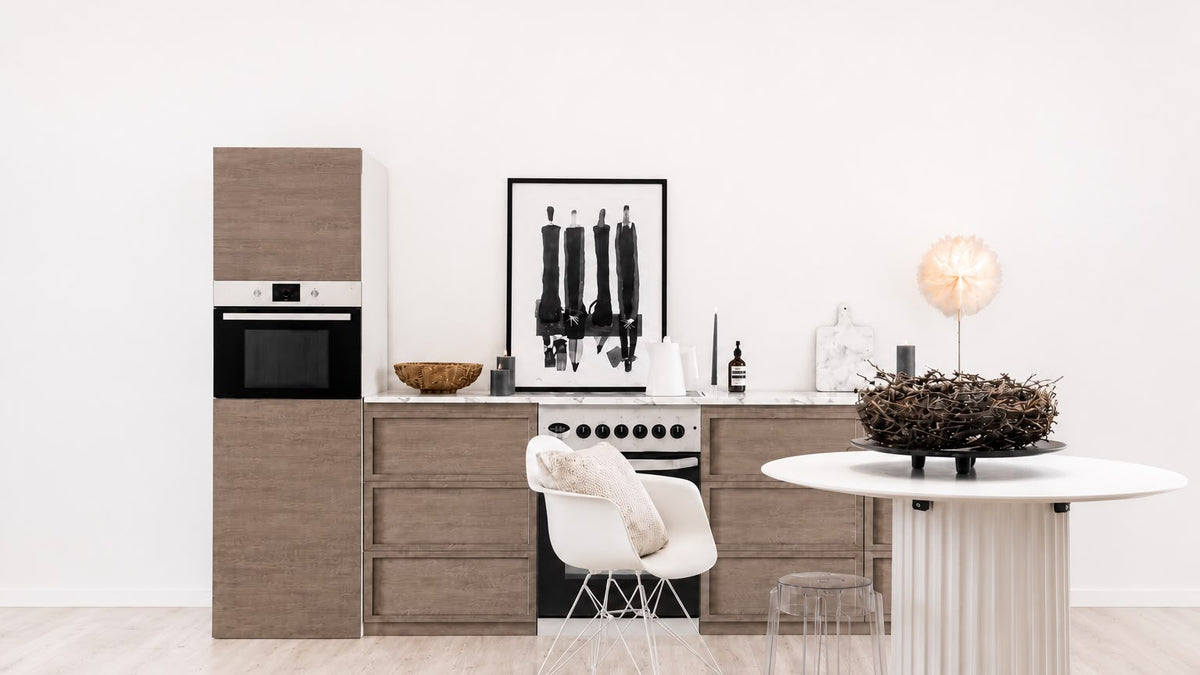Cocina de atrezo Premium en acabado efecto madera con columna alta y cocina independiente de atrezo para home staging profesional